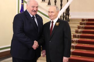 aleksandr lukasenko isi indeamna fermierii sa cultive mai multi cartofi pentru a hrani rusia trebuie sa ii ajutam pe fratii nostri 683731a0b319e