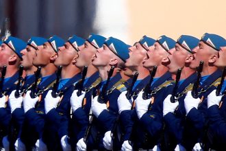 analiza ft economia de razboi a lui vladimir putin se raceste dar rusii inca se simt mai bogati iar asta nu le schimba opinia despre razboi 68374337f261b