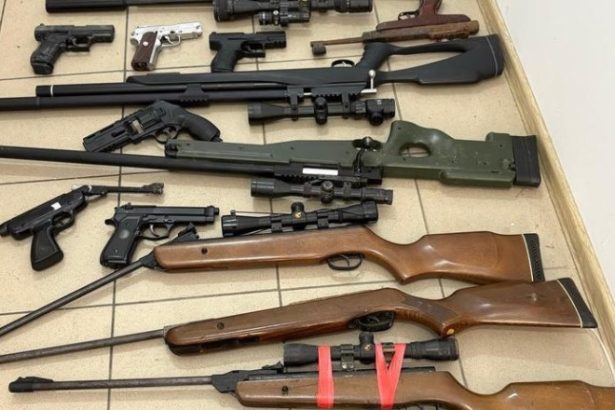 arsenalul descoperit de politisti in urma a 37 de perchezitii in judetul brasov zeci de arme munitie si articole pirotehnice 6835e10facd07