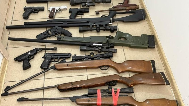 arsenalul descoperit de politisti in urma a 37 de perchezitii in judetul brasov zeci de arme munitie si articole pirotehnice 6835e10facd07