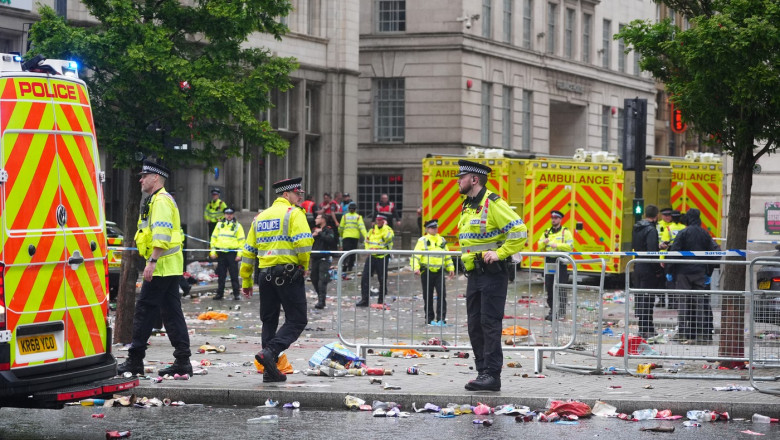 Bărbatul care a provocat haos la parada Liverpool, reținut pentru tentativă de omor, suspectat că ar fi fost sub influența substanțelor interzise 1 barbatul care a intrat cu masina in multime la parada echipei liverpool arestat pentru tentativa de omor el ar fi consumat droguri 6835dc9e58ada