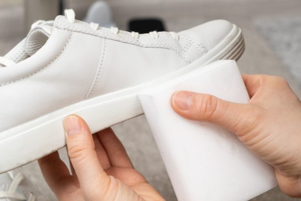 cum sa albesti talpa adidasilor in doar 5 minute solutia de curatare pe care o faci acasa 6836a795a295f