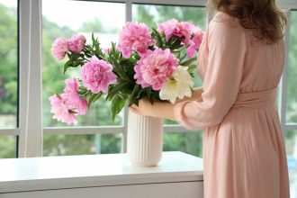 cum sa ingrijesti bujorii ca sa reziste mai mult timp fara a schimba apa zilnic 6835e2b52db44