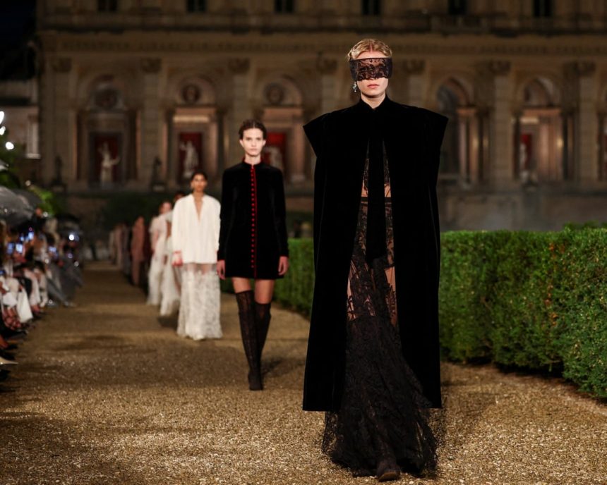 Spectacolul Dior îmbină dramatismul și misterul în scrisoarea de dragoste a Mariei Grazia Chiuri pentru Roma 1 dior show packs drama and intrigue for maria grazia chiuris love letter to rome 6836bf7f82f28
