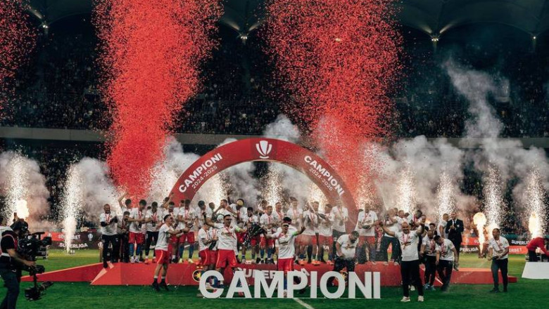 FCSB sărbătorește cucerirea titlului de campioană după victoria în ultimul meci pe teren propriu al sezonului 1 fcsb a primit trofeul de campioana dupa ce a castigat ultimul meci de acasa din acest sezon 6834d58904891