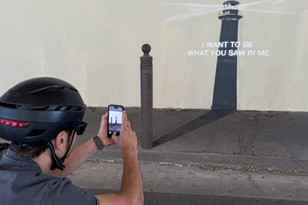 foto o noua opera a lui banksy a aparut pe o strada din marsilia vreau sa fiu ceea ce ai vazut in mine 6839badb6352e