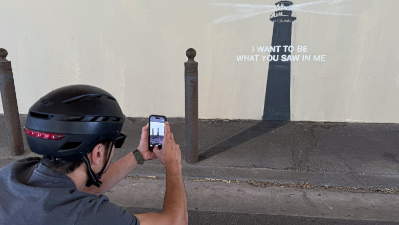 Banksy își dezvăluie noua creație pe străzile din Marsilia: „Îmi doresc să devin ceea ce ai observat în mine” 1 foto o noua opera a lui banksy a aparut pe o strada din marsilia vreau sa fiu ceea ce ai vazut in mine 6839badb6352e