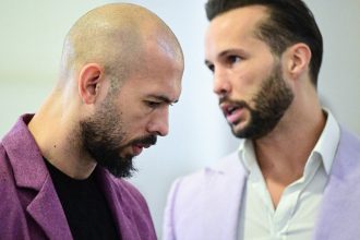 fratii tate se vor intoarce in marea britanie pentru a raspunde acuzatiilor de viol dupa ce se incheie procedurile din romania 6838ab359dd19