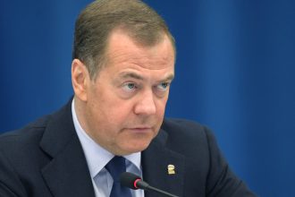 medvedev il ameninta pe trump dupa declaratiile despre putin stiu un singur lucru foarte rau al treilea razboi mondial 6836af8f445b2