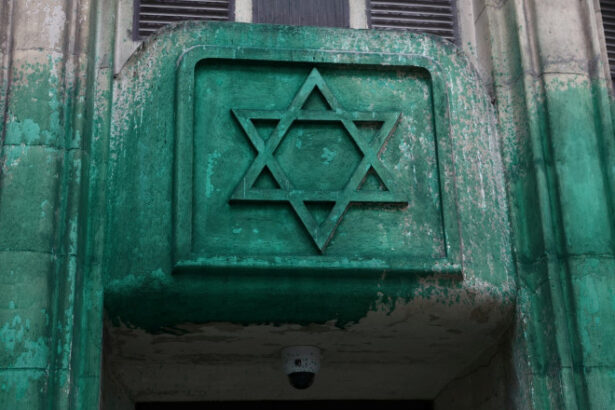 memorialul holocaustului si mai multe sinagogi din paris vandalizate o forma de stigmatizare violenta a evreilor 683b2f824c835