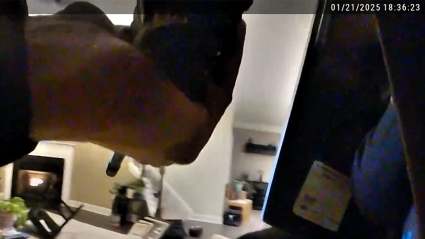 Imagini Inedite Surprind Un Schimb De Focuri Între Poliție Și Un Suspect Înarmat 1 new body cam footage shows wild shootout between police and gunman 683b109ed8459