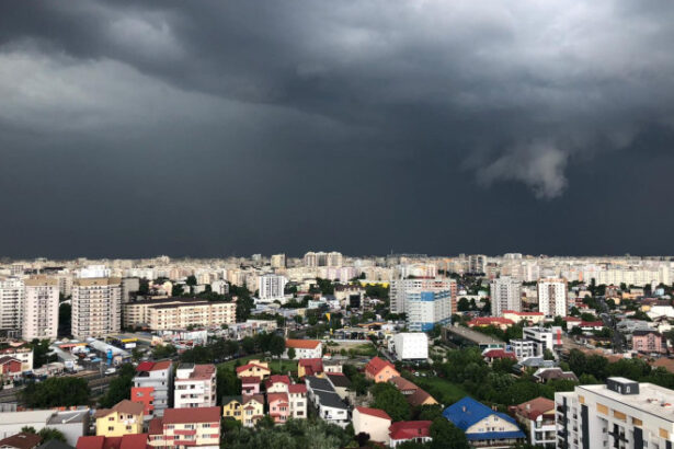 news alert cod portocaliu de furtuna in bucuresti pana la 2015 a fost emis mesaj ro alert furtuna a doborat deja un copac si a inundat strazi 6839e0a6a247e