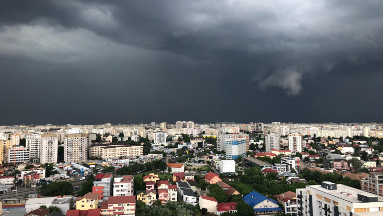 Atenție! Cod portocaliu de furtună în București până la ora 20:15. A fost emis un mesaj RO-Alert. Furtuna a provocat căderea unui copac și a inundat străzile 1 news alert cod portocaliu de furtuna in bucuresti pana la 2015 a fost emis mesaj ro alert furtuna a doborat deja un copac si a inundat strazi 6839e0a6a247e
