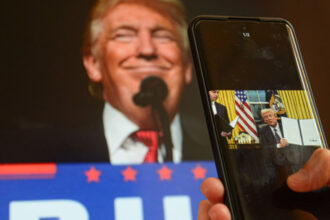 razboiul tarifelor lui trump ar putea duce la scumpirea smartphone urilor industria se confrunta cu o furtuna de incertitudine 68399a0c74975