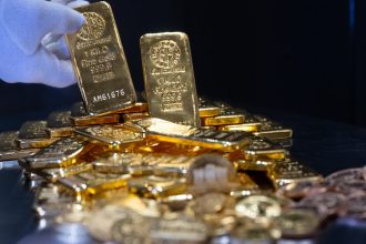 romanii investesc tot mai mult in aur am onorat comenzi pentru lingouri de aur cu greutati mari 683825a1766d3
