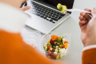 sapte din 10 angajati mananca in graba la birou pericolul meselor luate in fata calculatorului e mai degraba mancat inconstient 6834d70f6833b