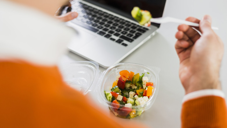 Majoritatea angajaților își iau masa în fugă la birou: Riscurile alimentației inconștiente în fața computerului 1 sapte din 10 angajati mananca in graba la birou pericolul meselor luate in fata calculatorului e mai degraba mancat inconstient 6834d70f6833b