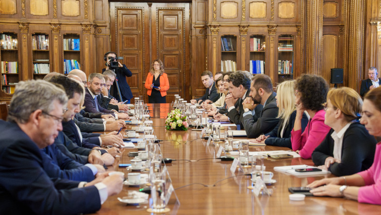 Sindicatele avertizează: Negocierile de la Cotroceni doar cu mediul de afaceri vor favoriza interesele financiare 1 sindicatele daca discutiile de la cotroceni se poarta exclusiv cu mediul de afaceri propunerile vor fi in interesul capitalului 6839ee68f35f0