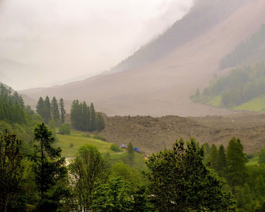 Prăbușirea unui ghețar elvețian devastează o parte din sat 1 swiss glacier collapse destroys parts of village 6837395d32a7e