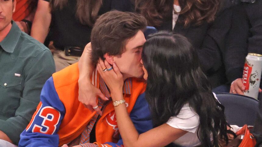 Timothée Chalamet își aduce talismanul norocos, Kylie Jenner, la meciul de playoff Knicks-Pacers 1 timothee chalamet brings good luck charm kylie jenner to knicks pacers playoff game 6839a7de37d07