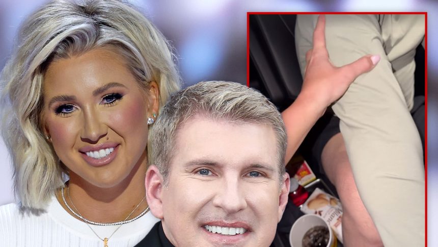 Todd Chrisley își etalează mușchii în fața Savannei, care suferă de rău de mașină, după eliberarea din închisoare 1 todd chrisley flaunts muscles to carsick savannah after prison exit 6838565c1c641
