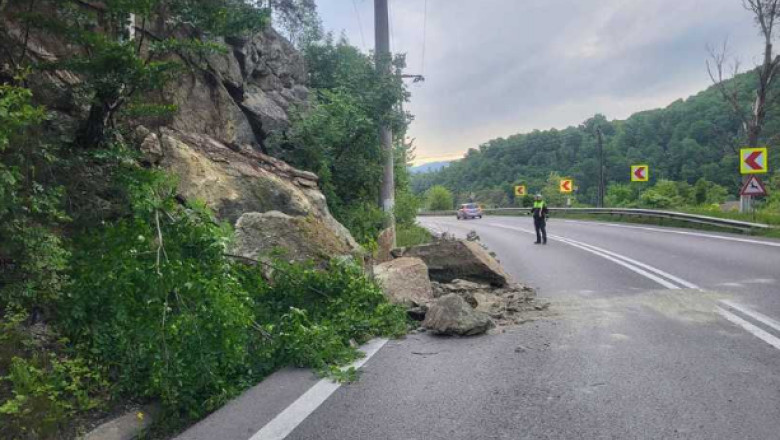 Intervenții necesare pe DN7 în Valea Oltului: pietre căzute blochează circulația în zona Călinești 1 trafic rutier afectat pe valea oltului dn7 in zona calinesti din cauza unor pietre cazute pe carosabil 6836123f6df11