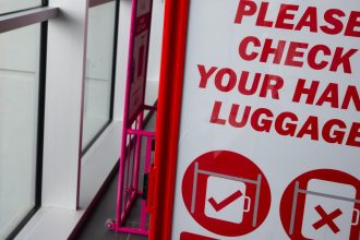 ue solicitata sa intervina in disputa privind taxele pentru bagajele de mana impuse de companiile aeriene low cost 6834d76e34c04