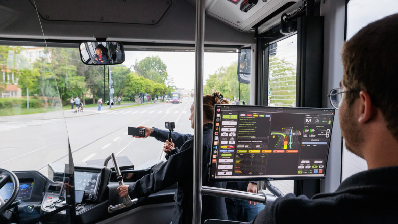 Un autobuz electric autonom a fost testat în premieră la Cluj-Napoca. „Orașul viitorului se deplasează fără șofer, dar cu o viziune clară” 1 un autobuz electric fara sofer a fost testat in premiera la cluj napoca viitorul circula in oras fara sofer dar cu viziune 6834d796a6123