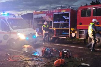 un tanar de 19 ani a murit si doua persoane au fost ranite dupa ce masina in care se aflau a lovit un vehicul parcat si un stalp 6838c754bca36