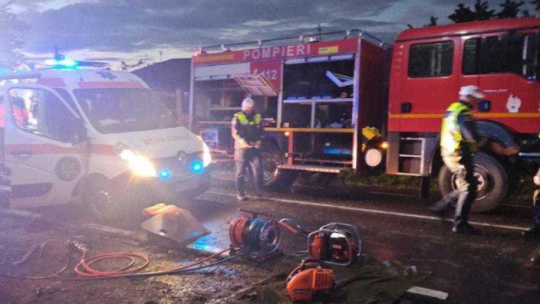 Tragedie la volan: un tânăr de 19 ani și-a pierdut viața, iar alții au fost răniți într-un accident devastator 1 un tanar de 19 ani a murit si doua persoane au fost ranite dupa ce masina in care se aflau a lovit un vehicul parcat si un stalp 6838c754bca36