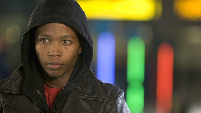 Actorul Presley Chweneyagae a plecat dintre noi la doar 40 de ani, lăsând în urmă un rol memorabil ce l-a consacrat 1 video actorul presley chweneyagae a murit la varsta de 40 de ani rolul care l a facut celebru 6835ddc879dc2