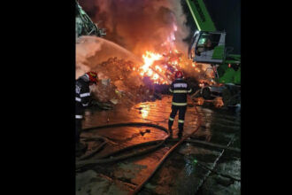 video incendiu in portul constanta 800 de tone de deseuri feroase cuprinse de flacari 683b15f6da879
