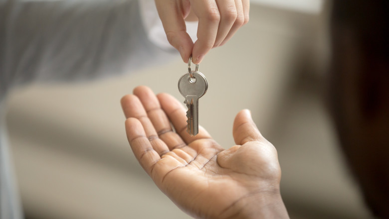 Apartamente la preț de automobil în satele abandonate. Orașul unde o garsonieră costă doar 5.000 de euro. „Valoarea este stabilită de cerere” 1 video locuinte la pret de masina in localitatile parasite orasul in care o garsoniera se vinde cu 5 000 de euro pretul e dictat de piata 683557486ea80