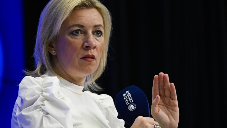 Maria Zaharova: Întreaga lume a fost martoră la momentul în care Macron a primit un croșeu de dreapta din partea soției sale, sub „lovitura Kremlinului” 1 video maria zaharova lumea a vazut imaginile cu macron primind un croseu de dreapta de la sotia sa a fost lovit de mana kremlinului 6834d8f947f29