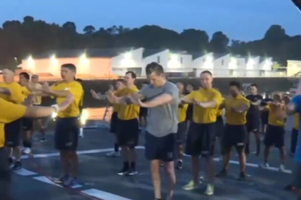 video pete hegseth s a antrenat alaturi de trupele americane pe un portavion in singapore imagini inedite cu seful pentagonului 68395e4833f3f