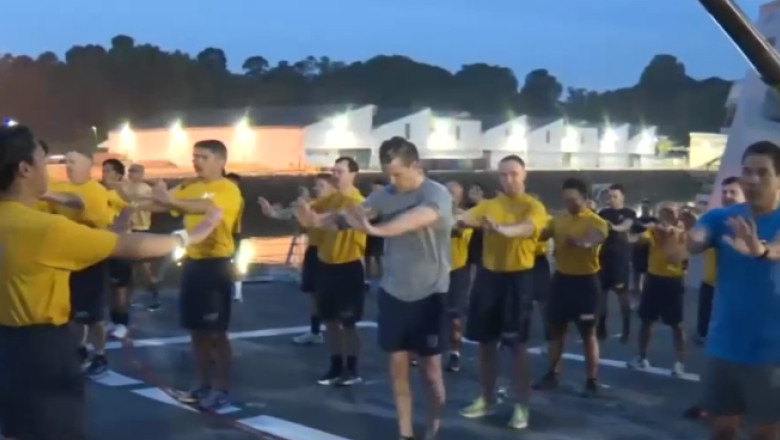 Pete Hegseth a efectuat un antrenament alături de soldații americani pe un portavion din Singapore, surprinzând momente unice cu liderul Pentagonului 1 video pete hegseth s a antrenat alaturi de trupele americane pe un portavion in singapore imagini inedite cu seful pentagonului 68395e4833f3f