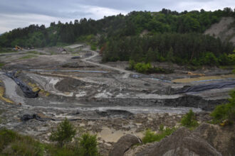 video protest al localnicilor in fata salinei praid dupa ce au aflat ca s a inundat si zona turistica 683971089cb54
