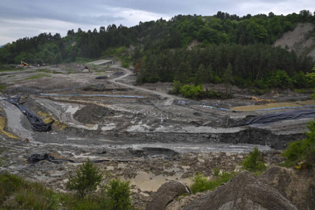 video protest al localnicilor in fata salinei praid dupa ce au aflat ca s a inundat si zona turistica 683971089cb54