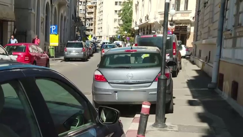 Conflictul zilnic al parcărilor din Capitală: Ce sancțiuni îi așteaptă pe cei care ocupă ilegal locurile din spațiul public 1 video razboiul de zi cu zi al parcarilor din capitala ce amenda risca cei care rezerva ilegal locurile de pe domeniul public 6839426630fb3