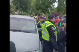 video razvratire intr un oras din vestul ucrainei mai multe persoane au blocat un vehicul de recrutare al armatei si i au intepat anvelopele 6839bc080eb73