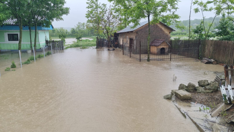 Inundațiile devastatoare din țară: sute de familii rămân fără adăpost, iar românii trăiesc o adevărată dramă în urma pagubelor imense 1 video viiturile fac prapad in tara sute de gospodarii au fost inghitite de ape drama romanilor care si au pierdut casele totul e distrus 68397721e00fe