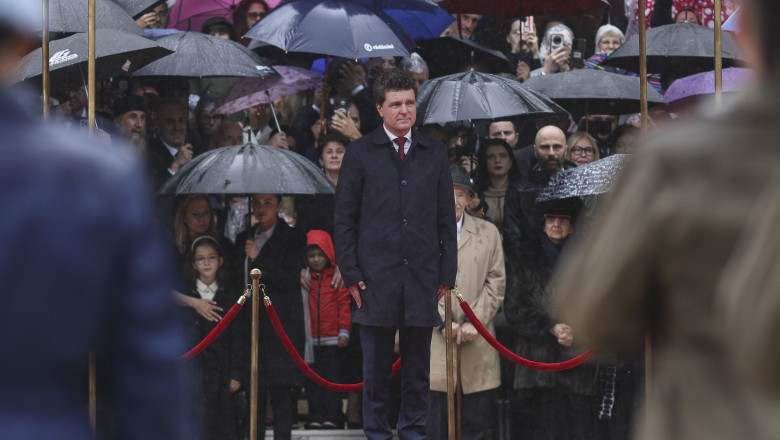 Nicușor Dan devine Președintele României, preluând conducerea de la Ilie Bolojan 1 videofoto nicusor dan este noul presedinte al romaniei el a preluat mandatul de la ilie bolojan 6834d7d26eb66