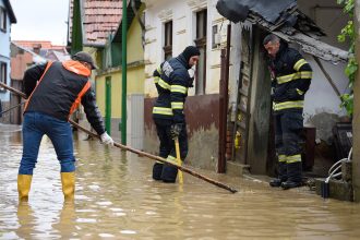 videofoto ploile si viiturile fac ravagii in tara sute de oameni evacuati case si drumuri inundate codul rosu de inundatii ramane in vigoare 68380d05571db