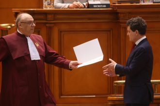 videofoto sa va fie rusine ccr momentul in care un deputat pot protesteaza la investirea lui nicusor dan 6834d7ba7e064