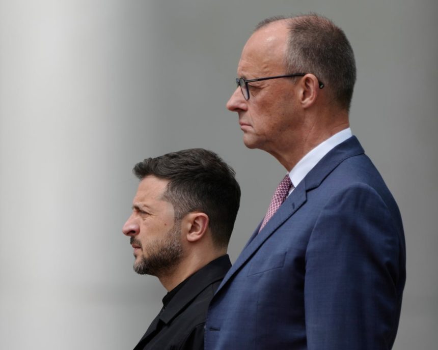 Zelenskyy avertizează asupra mobilizării trupelor ruse în Sumy în timpul vizitei sale la Merz în Berlin 1 zelenskyy warns of russian troops gathering in sumy as he visits merz in berlin 6836e9accac57