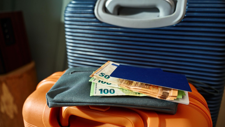 Peste 17.000 de români au solicitat despăgubiri pentru călătorii, un turist obținând suma record de 300.000 de lei. 1 17 200 de romani cu asigurari de calatorie au cerut despagubiri anul trecut 300 000 de lei cea mai mare suma obtinuta de un turist 685e931bf2e22