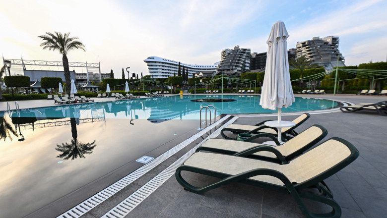 4.000 de unități de cazare din Turcia s-au închis la debutul sezonului, lăsând mulți turiști fără loc de odihnă 1 4 000 de hoteluri din turcia au fost inchise chiar la inceput de sezon unii turisti s au trezit fara cazare 6851996e59cf9