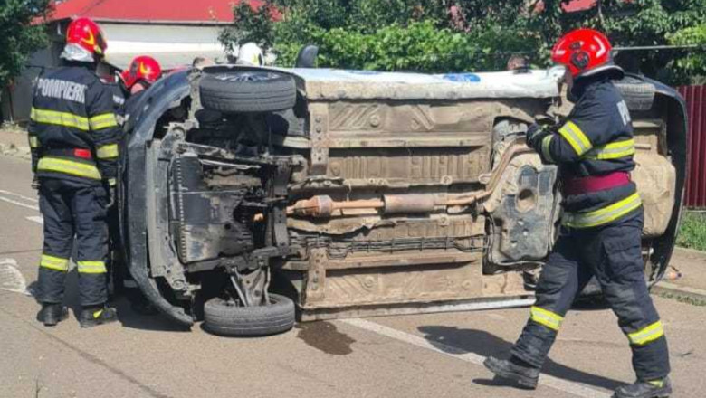 accident grav in botosani un autoturism s a rasturnat in urma impactului trei copii si doua femei au ajuns la spital 6850356b1c2b9