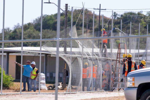 administratia trump vrea sa trimita 9 000 de migranti la guantanamo de saptamana aceasta printre ei sunt 100 de romani 68495370bee46