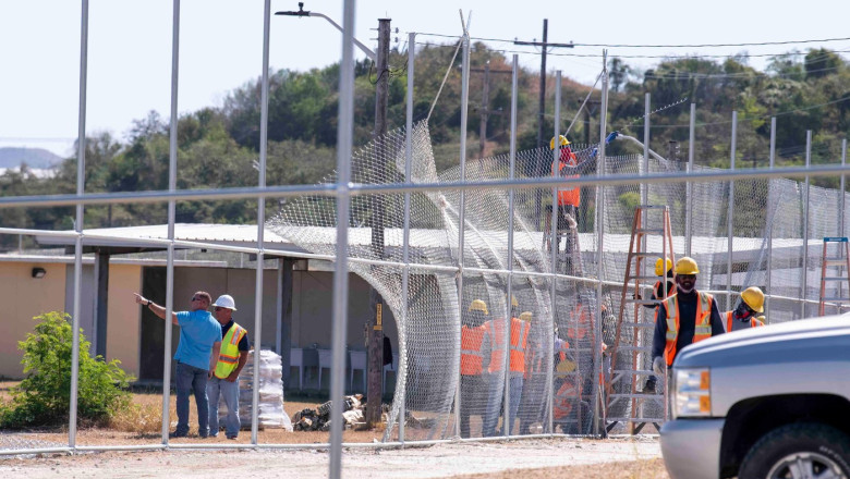 Trump intenționează să transfere 9.000 de migranți la Guantanamo, inclusiv 100 de români, începând din această săptămână 1 administratia trump vrea sa trimita 9 000 de migranti la guantanamo de saptamana aceasta printre ei sunt 100 de romani 68495370bee46